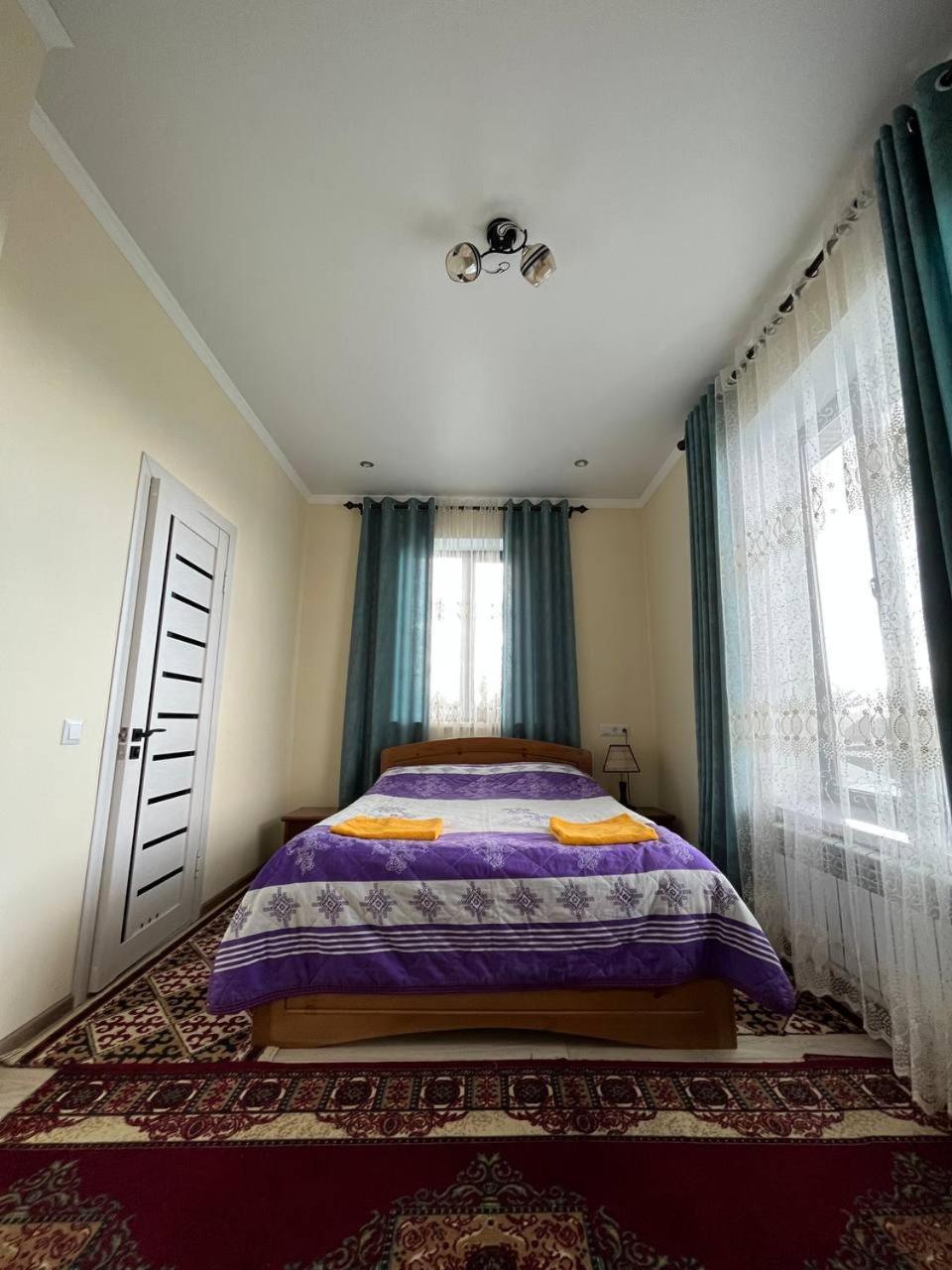 Tuenduek Guest House, Karakol Luaran gambar