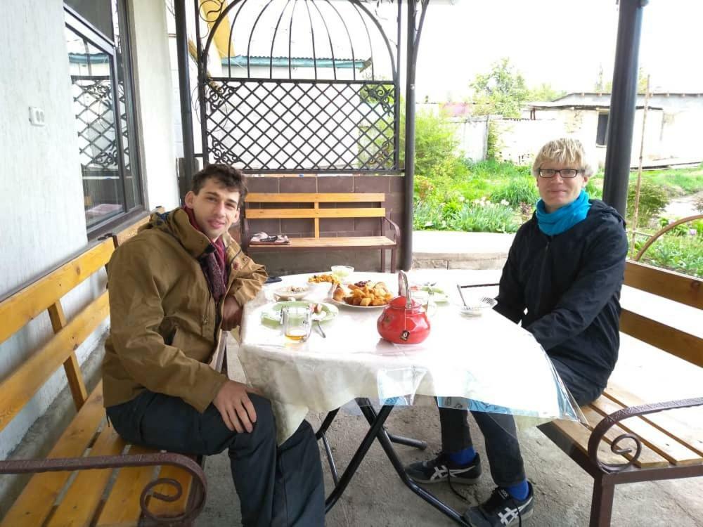 Tuenduek Guest House, Karakol Luaran gambar